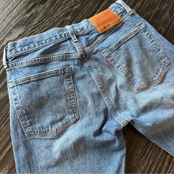 Levi’s 501 VINTAGE 1993 High Rise Straight Leg Light Wash Blue Distressed, 31x32 - Picture 5 of 16